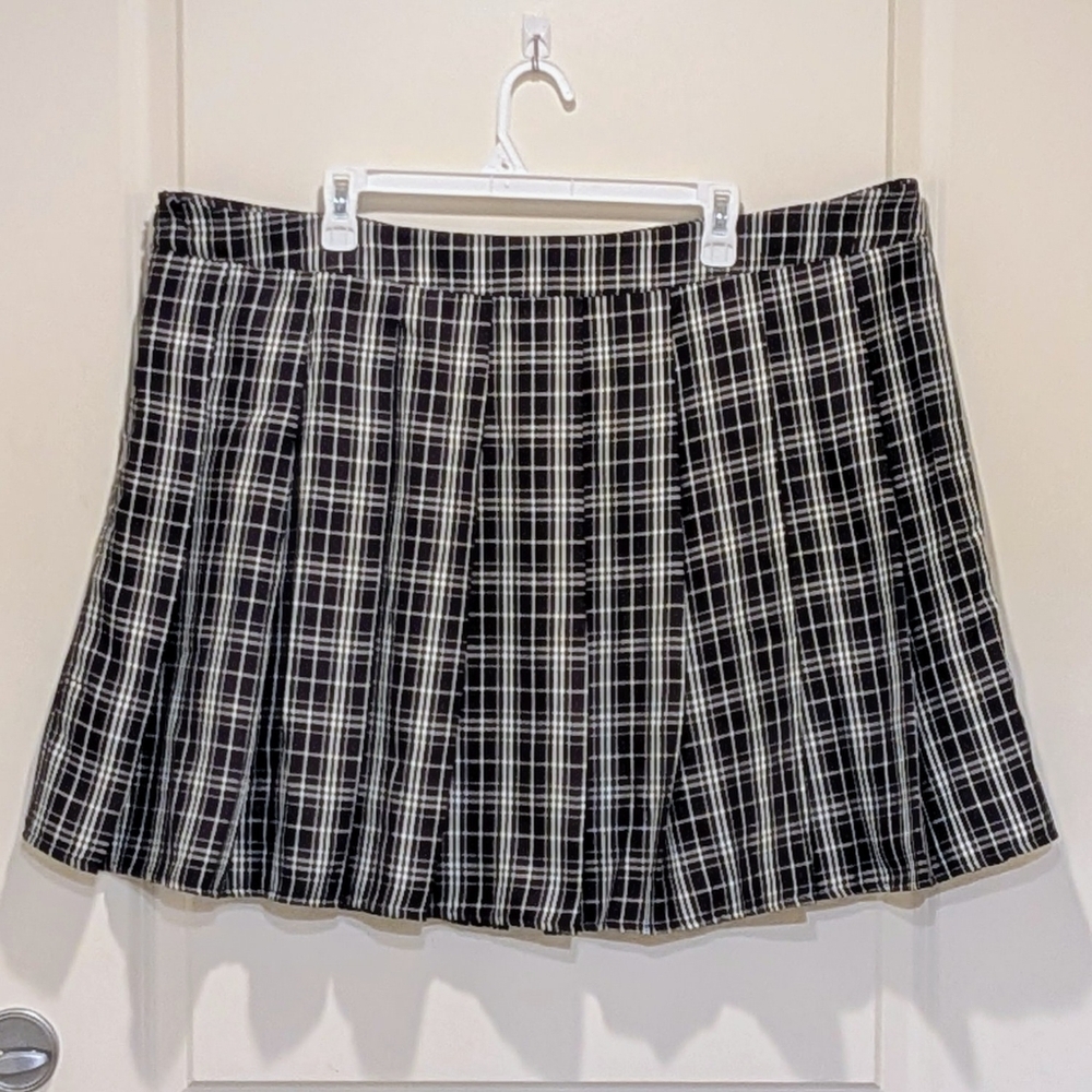 EUC SHEIN Curve 4X Black and White Plaid Pleated Mini Skirt